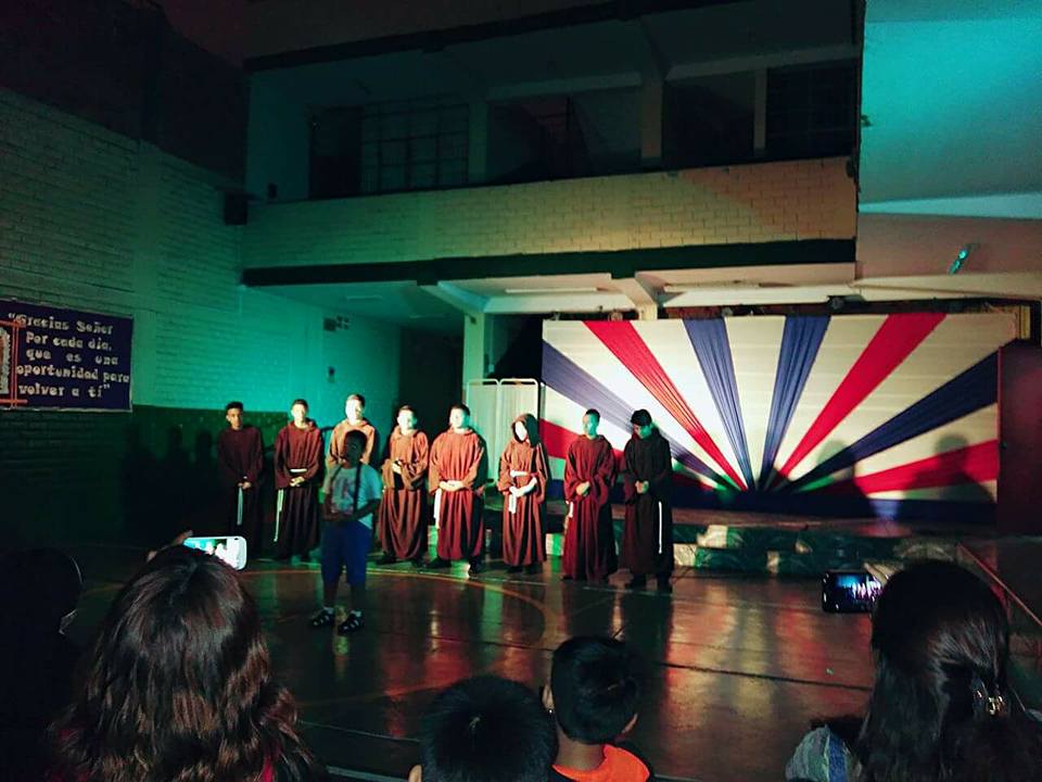 Representación teatral en institución